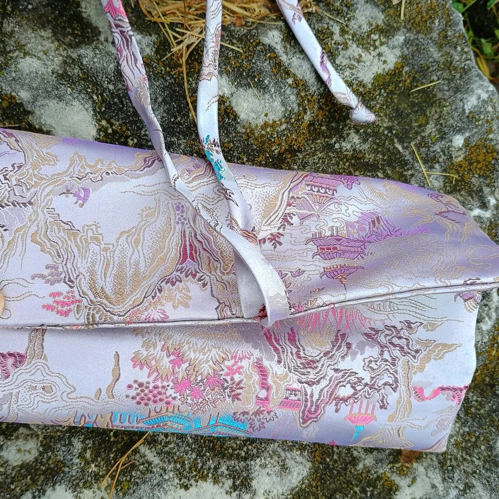 GoRGEoUS Asian inspired satin jewelry or makeup bag w pockets, jewelry bag